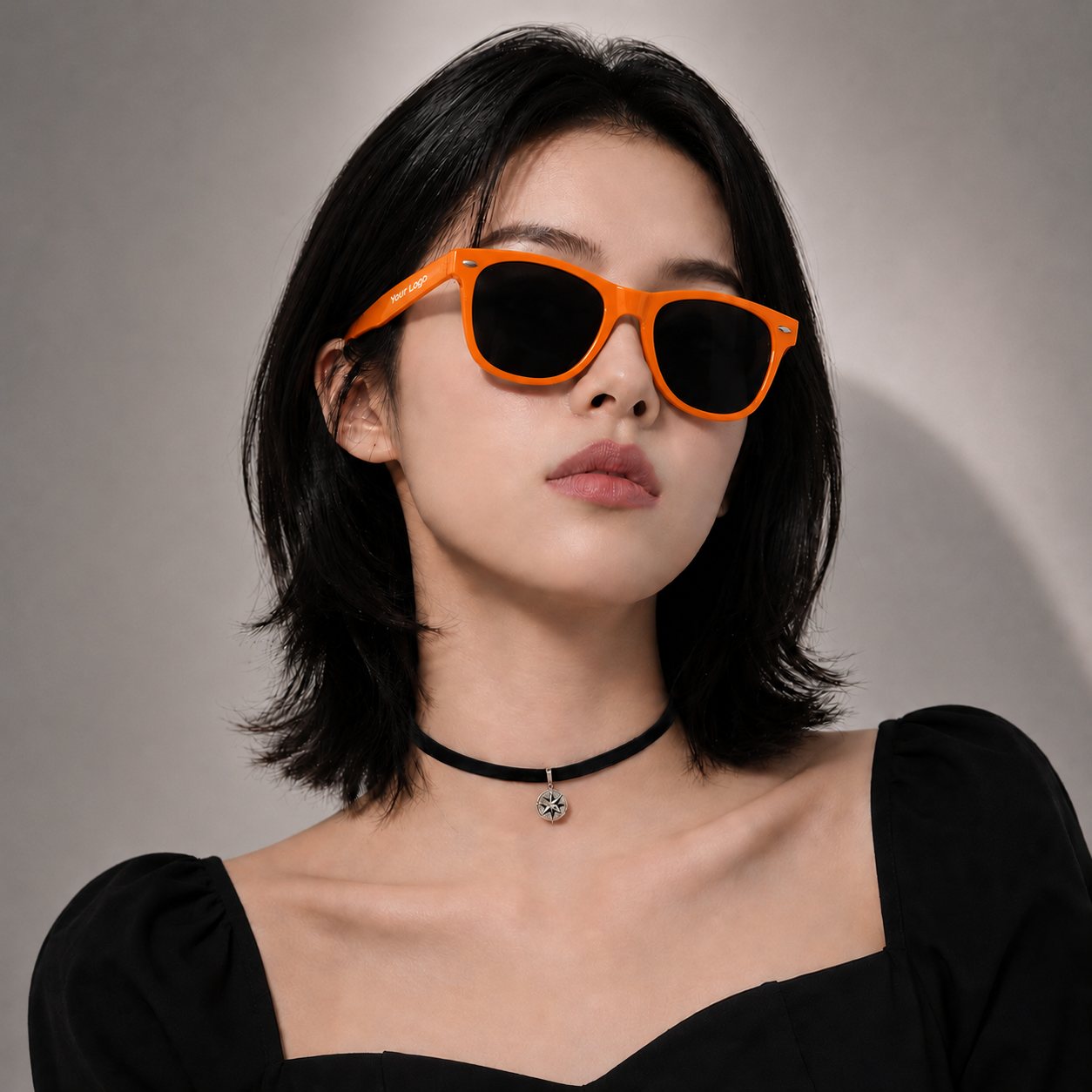 Sonnenbrille mit Schriftzug