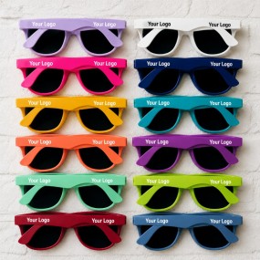 Sonnenbrille mit Schriftzug